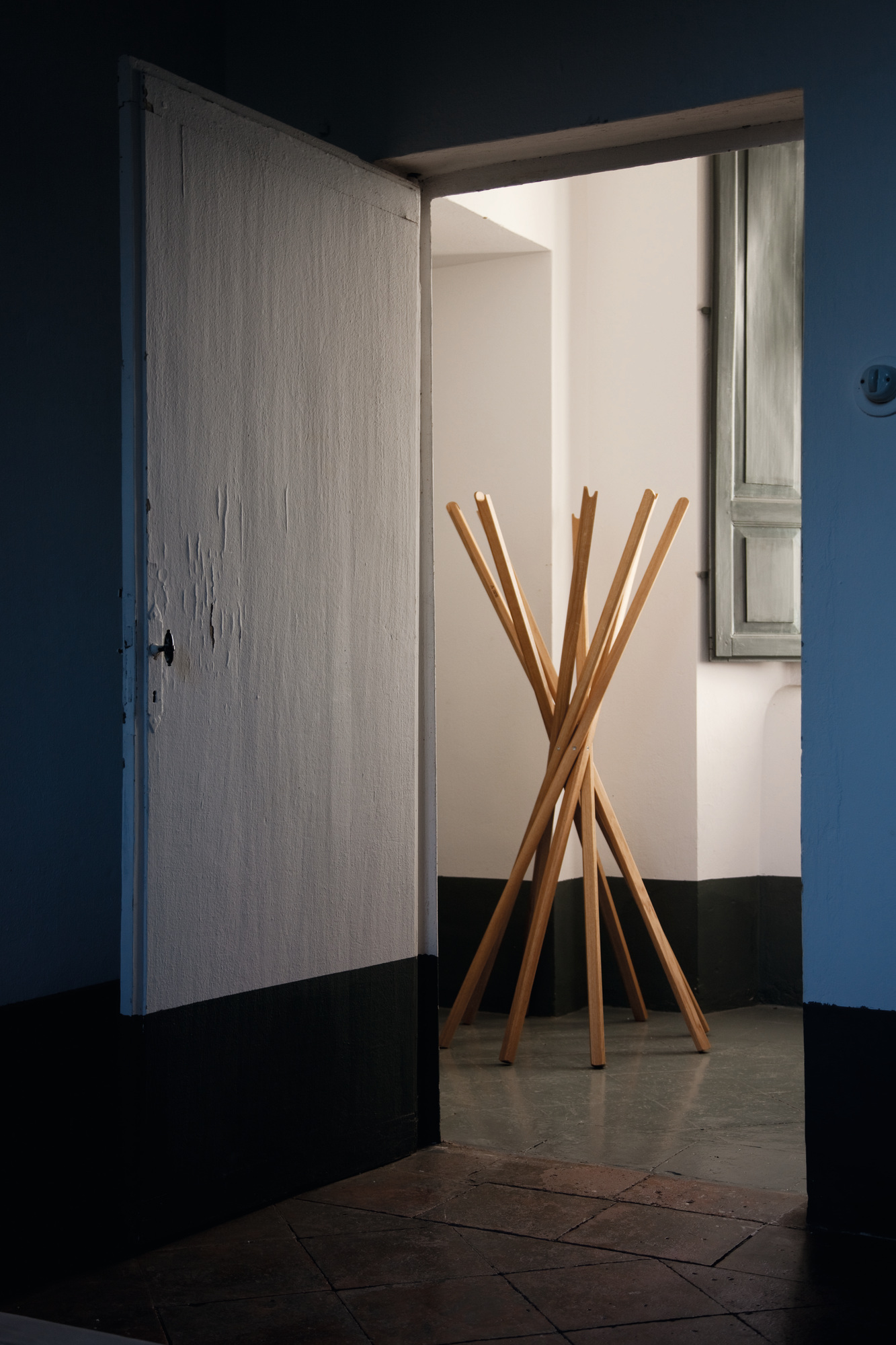 Sciangai Kleiderständer von Zanotta, weiß lackiert, aus Holz, im Raum stehend, moderne Garderobe.