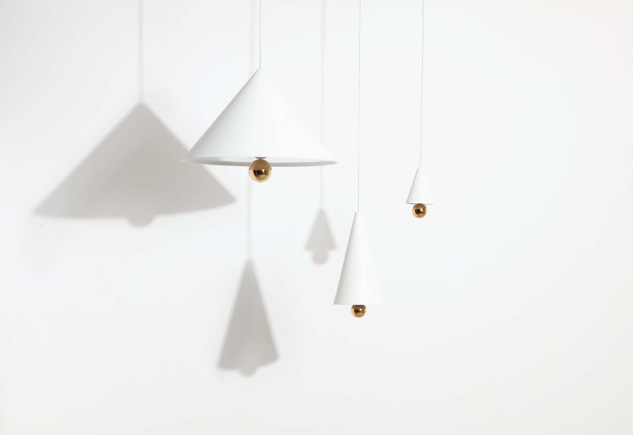 Weiße Cherry Pendelleuchte XS von Petite Friture mit goldener Kugel und Kegelform.