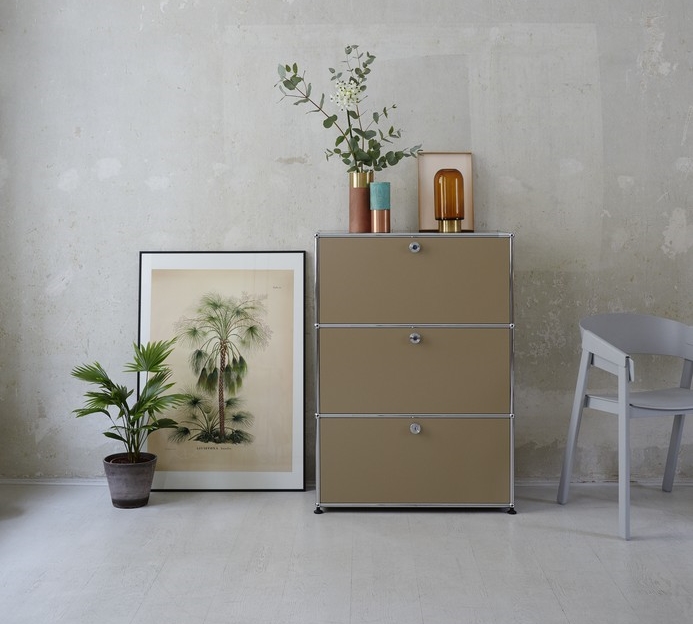 Beige Kommode mit drei Schubladen und Chromrahmen, modernes Design für Wohnzimmer und Büro.