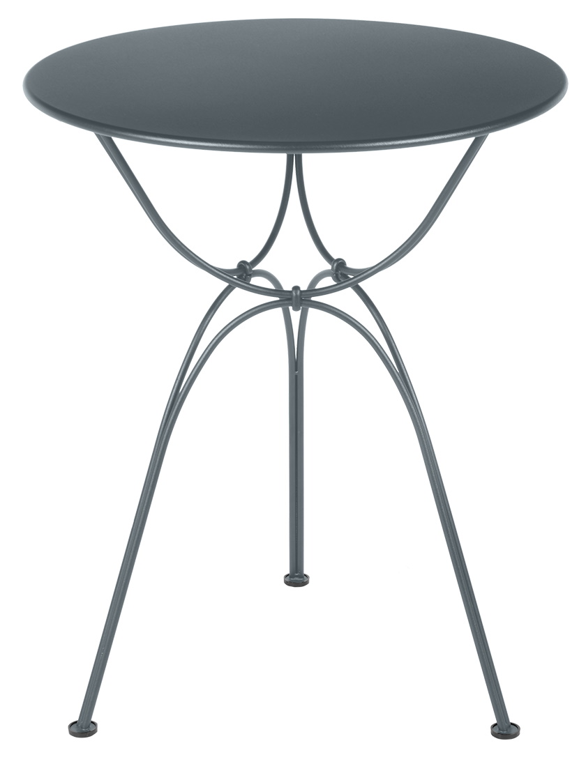 Airloop Tisch von Fermob: Runder, grauer Outdoor-Tisch mit filigranem Metallgestell und drei Beinen.