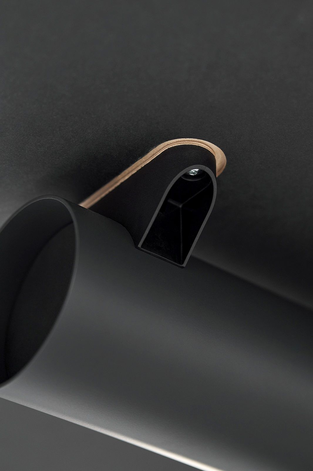 Detailaufnahme der Tischbeinbefestigung des schwarzen Boa Table Tisches von Hay, modernes Möbeldesign.
