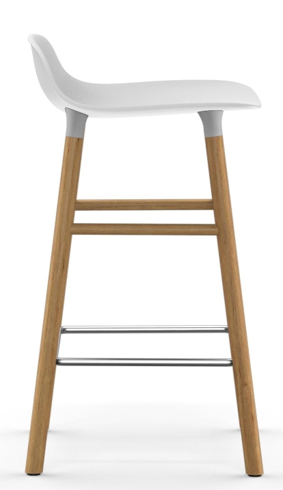Form Barhocker von Normann Copenhagen, weiße Sitzfläche, Holzbeine und Fußstütze aus Metall.