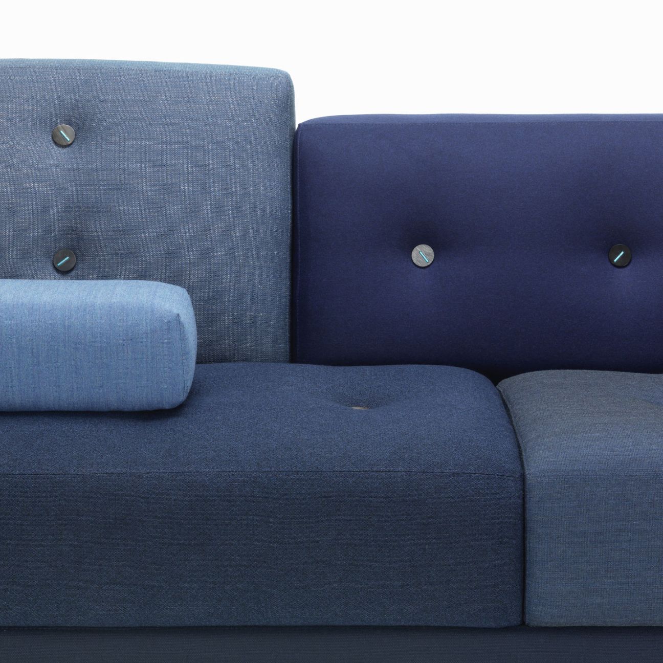 Detailansicht des blauen Polder Sofa von Vitra mit Knopfdetails und verschiedenen Blautönen.