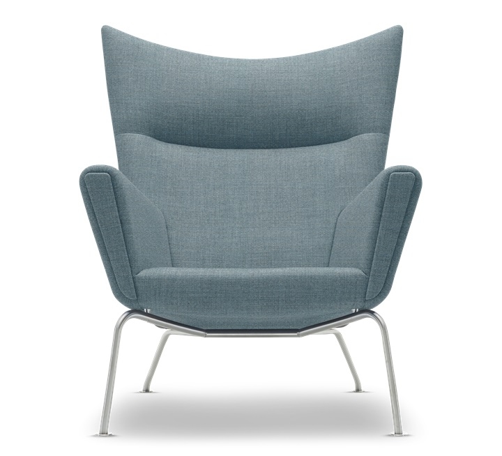 CH445 Wing Chair Sessel von Carl Hansen & Søn in blauem Stoff und Stahlgestell.