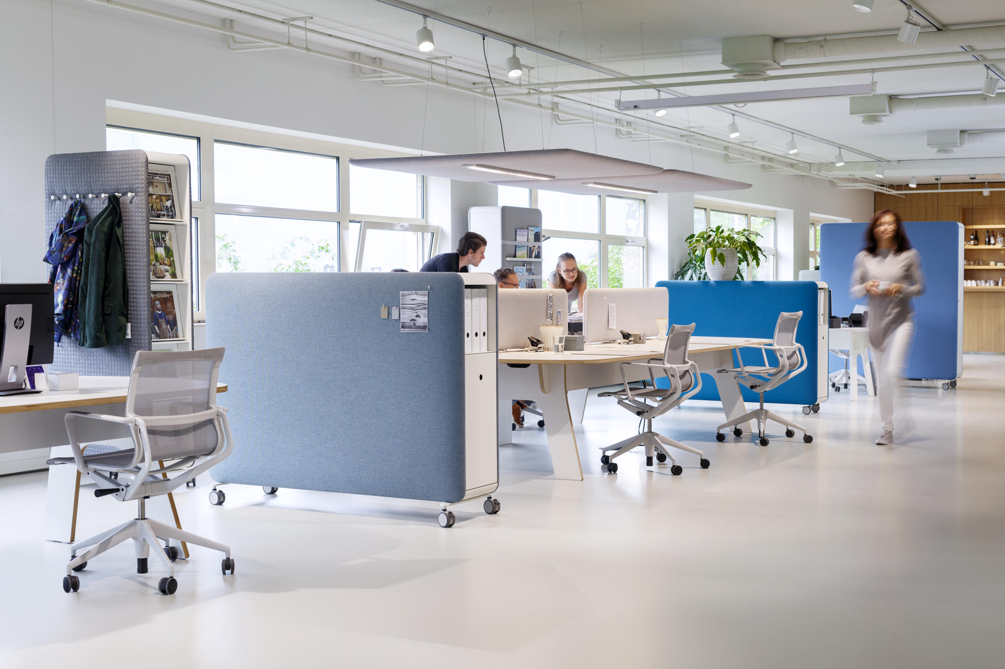 Büro mit Cascando Pillow Space Akustik-Raumteilern in Blau und Grau, die für Privatsphäre und Schallschutz sorgen.