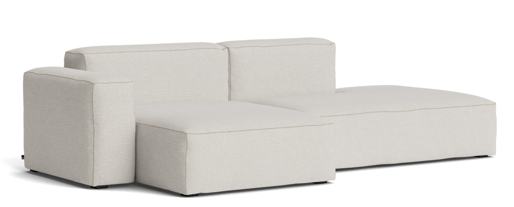 Helles Mags Soft Sofa von Hay mit Armlehne links und Ottomane, modernes Wohnzimmer-Design.