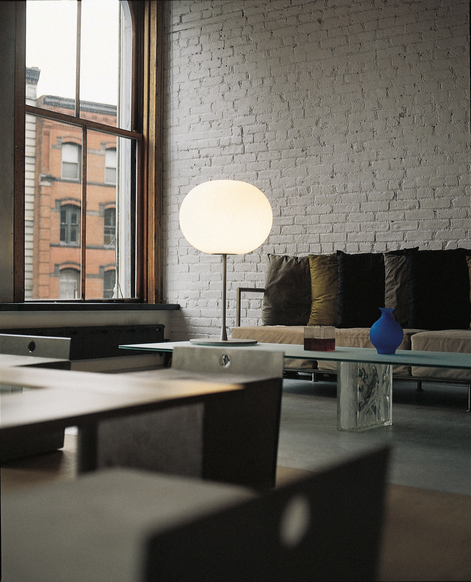 Glo Ball T1 Tischleuchte von Flos: Runde Designerlampe mit sanftem Licht in modernem Wohnraum.