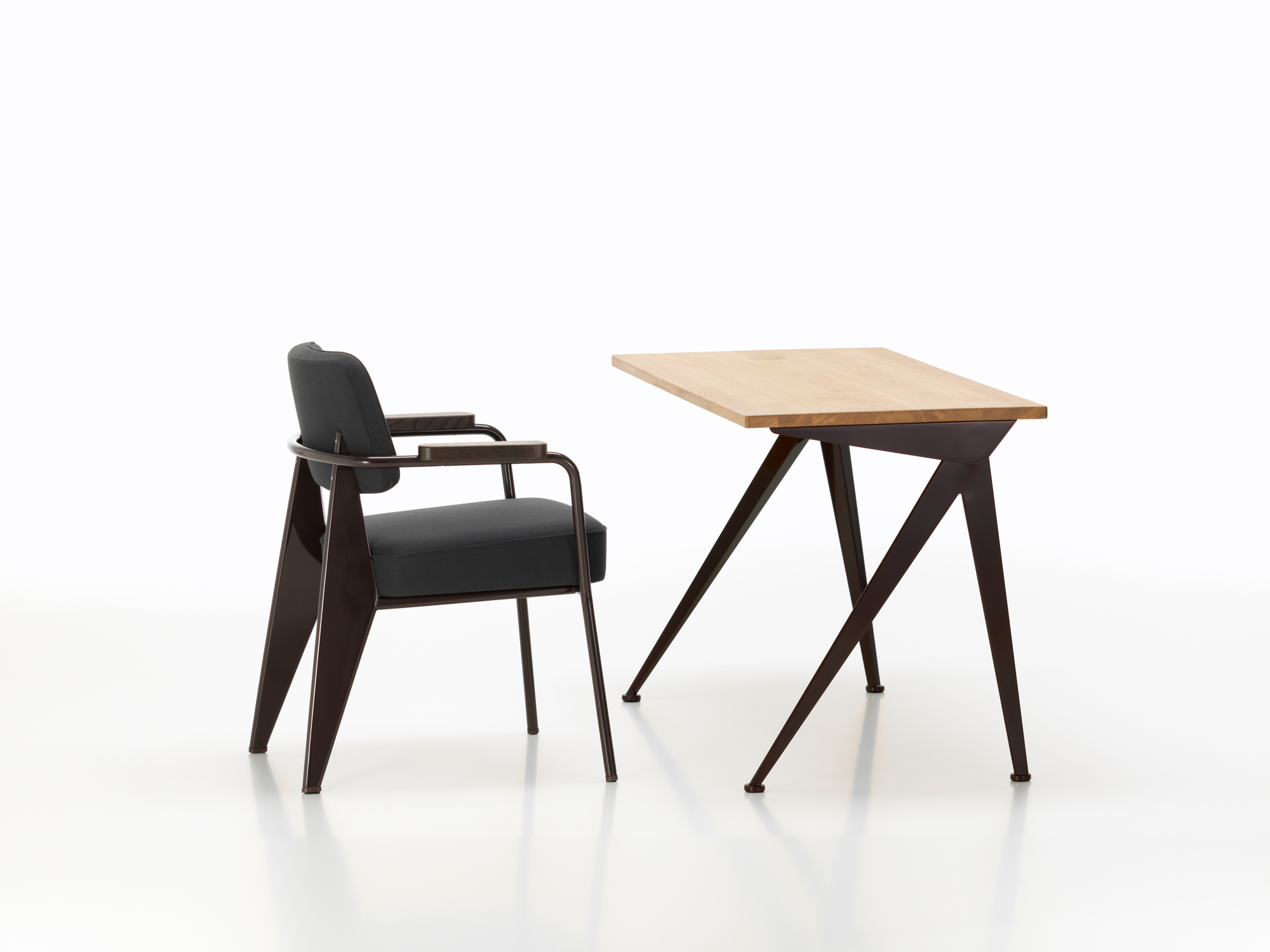 Vitra Compas Direction Schreibtisch mit Holzplatte und passendem Bürostuhl auf weißem Hintergrund.