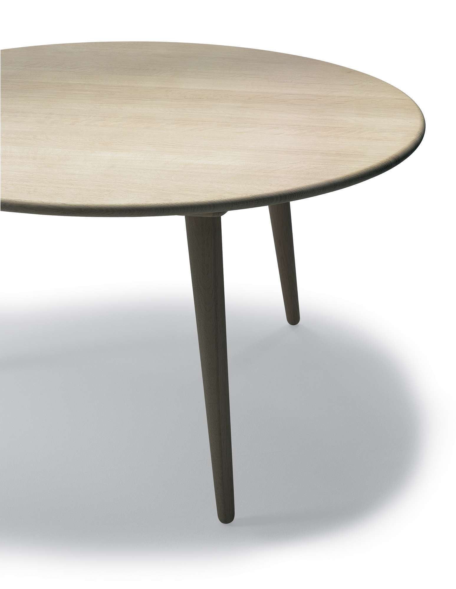 Runder CH008 Couchtisch von Carl Hansen & Søn aus hellem Holz mit drei Beinen.