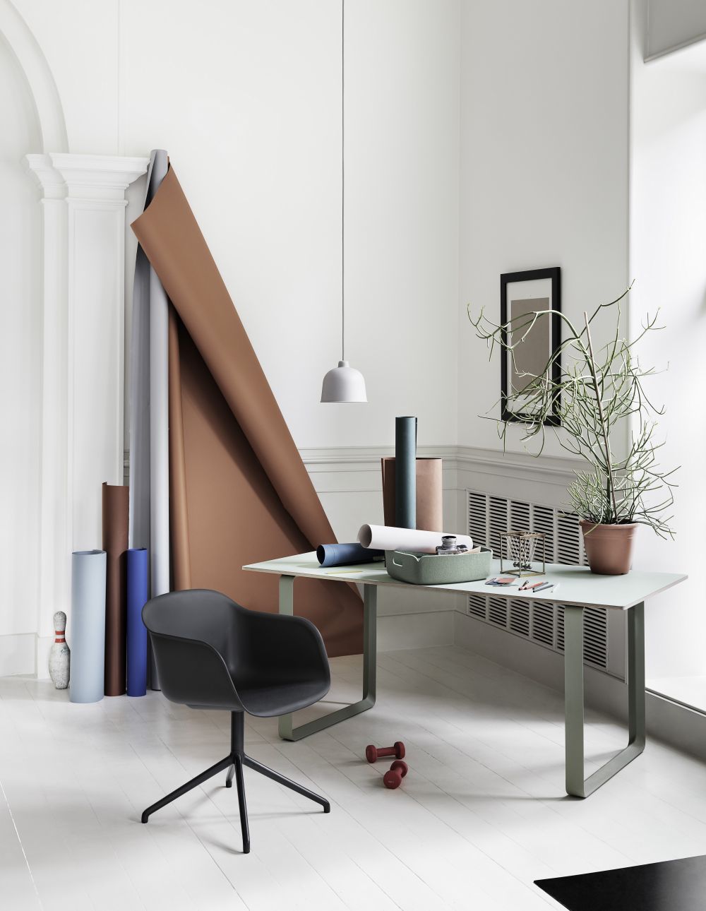 Büro-Szene mit Muuto Restore Tray Basket Aufbewahrungskorb in Staubgrün auf einem Schreibtisch.
