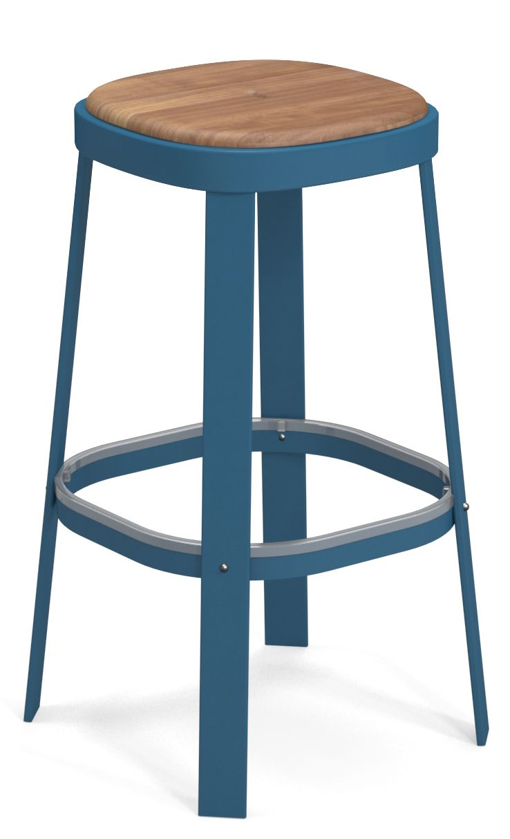 Thor Barstool von Emu, blauer Outdoor Barhocker mit quadratischer Sitzfläche aus hellem Holz.