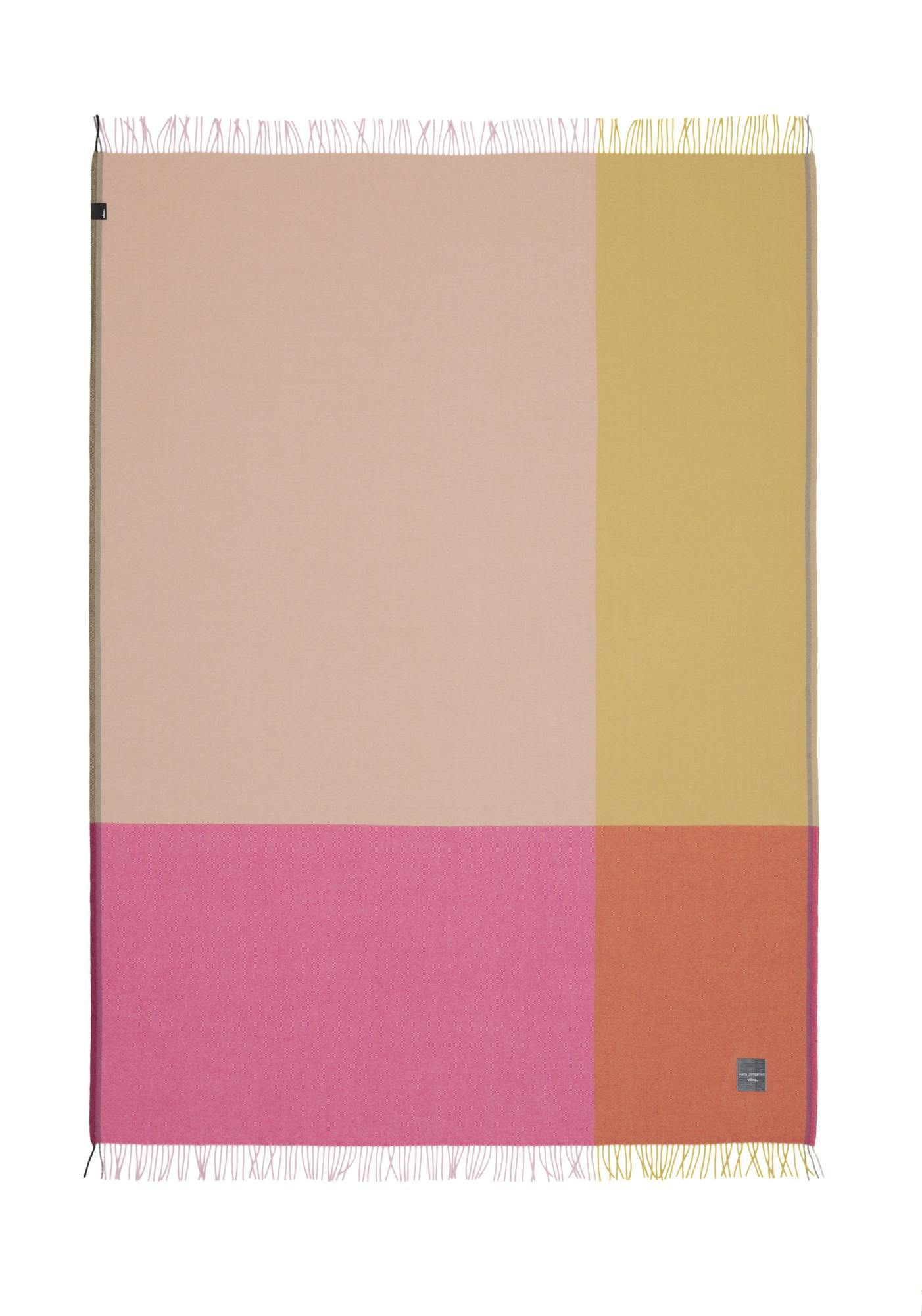 Vitra Colour Block Blanket Wolldecke aus Wolle in Pink, Gelb, Orange und Beige.