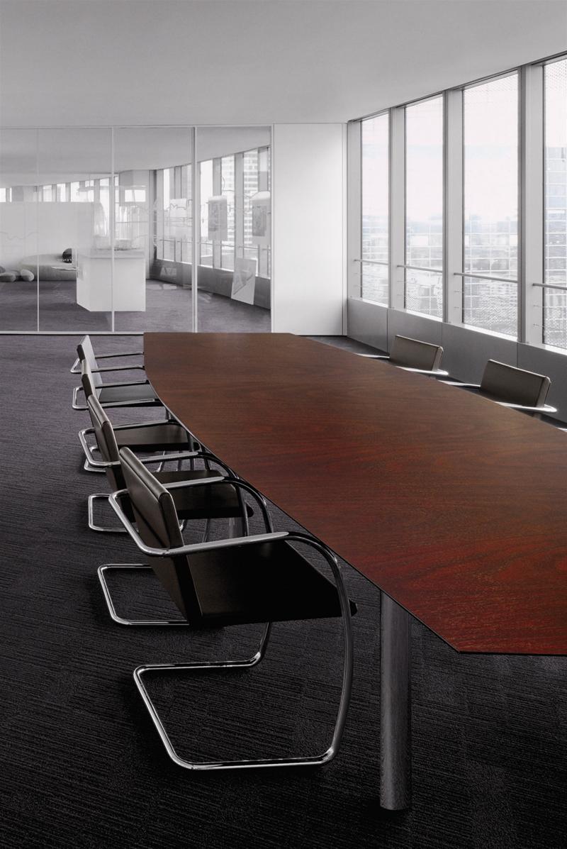 Konferenzraum mit langem Holztisch und schwarzen Brno Tubular Stühlen von Knoll International mit Rundrohrgestell.