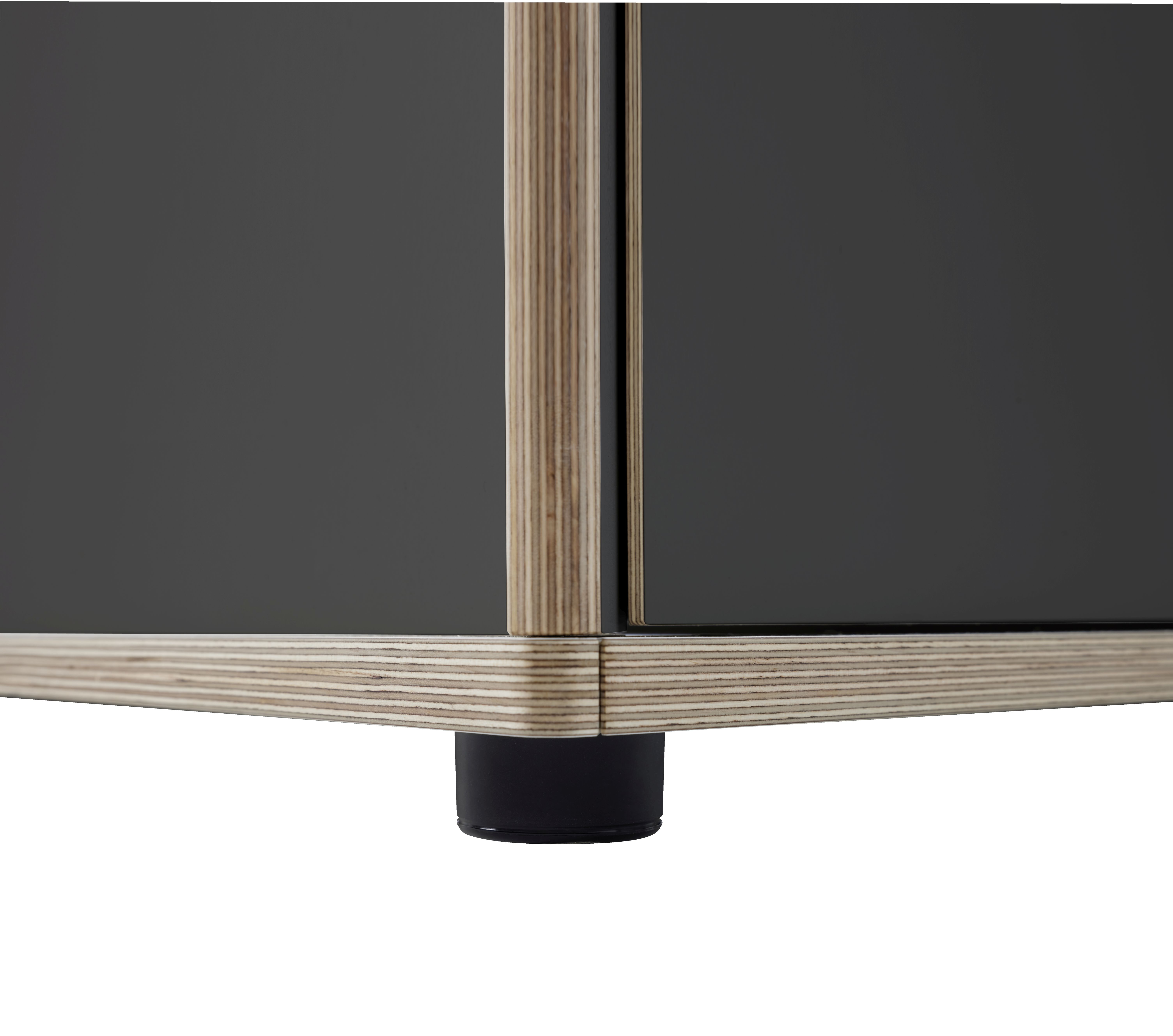Detailaufnahme vom Spaze Bett von Müller Möbelwerkstätten, graue Front, helle Holzkanten und schwarze Füße.