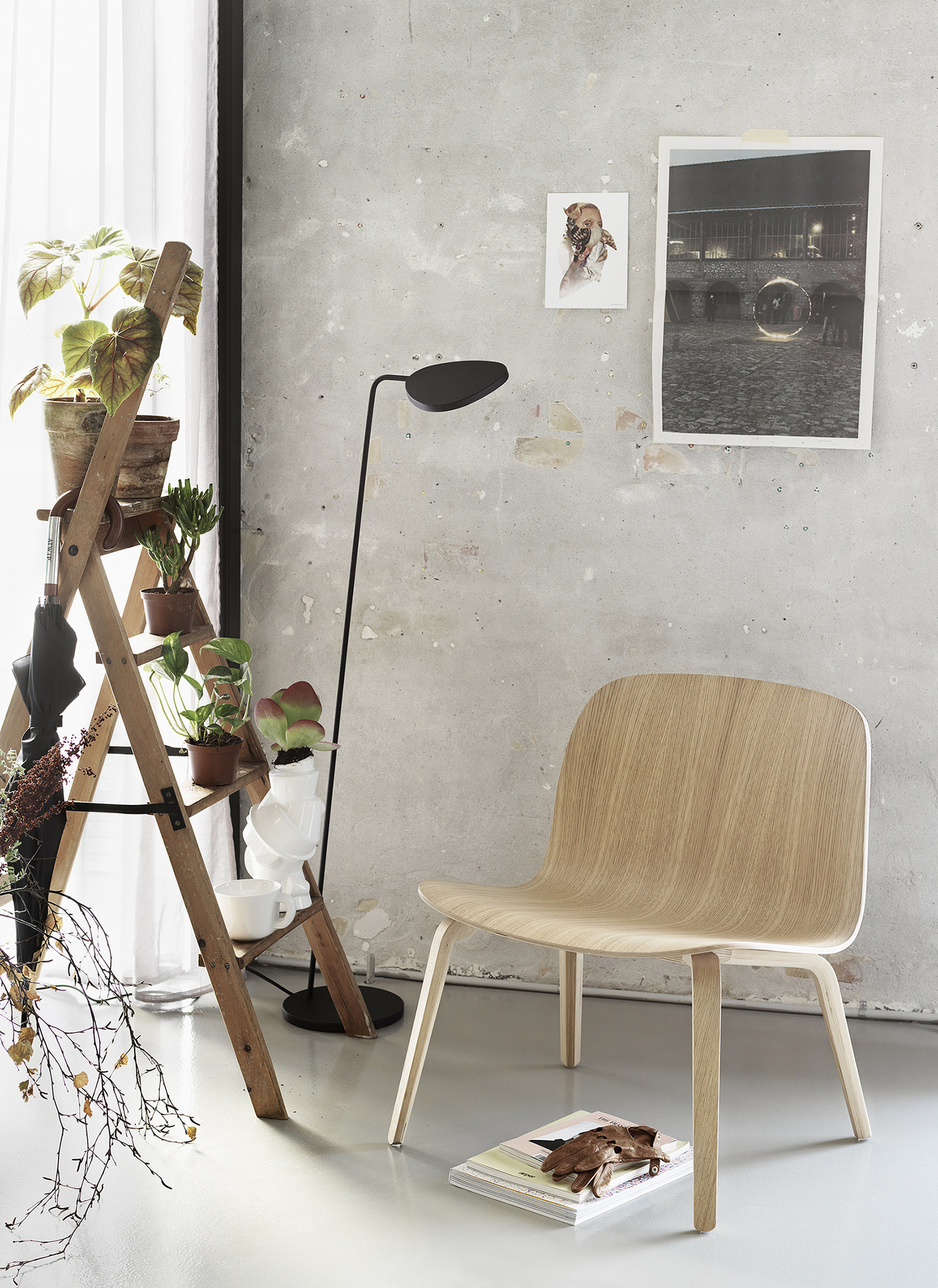Heller Visu Lounge Chair Stuhl von Muuto aus Holz in modernem Wohnambiente.