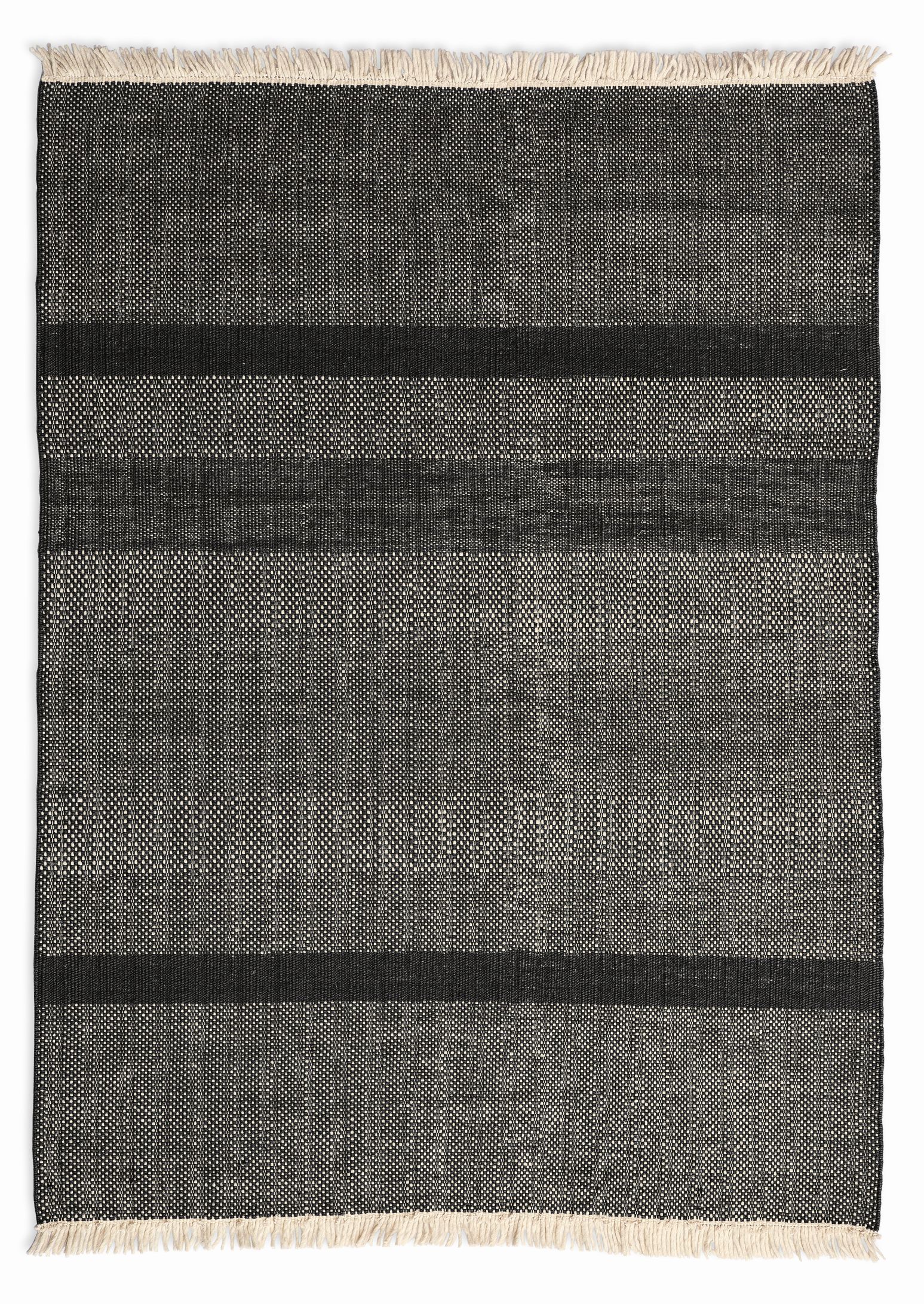 Nanimarquina Teppich Tres Texture, schwarzer Wollteppich mit Fransen und horizontalen Streifen, Detailaufnahme.
