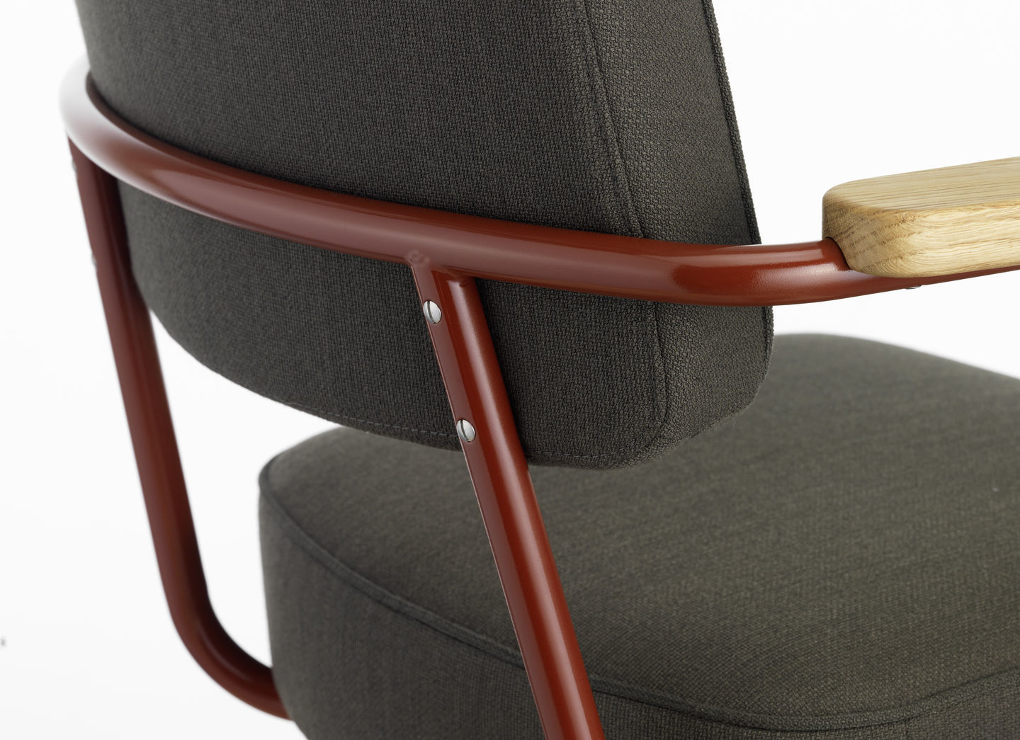 Detailaufnahme des Fauteuil Direction Pivotant Bürodrehstuhls von Vitra mit braunem Metallrahmen, grauer Polsterung und Holzarmlehne.