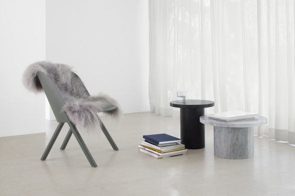 EC05 That Sessel e15: Grauer Holzstuhl mit Fellauflage, minimalistisches Design für modernes Wohnzimmer.