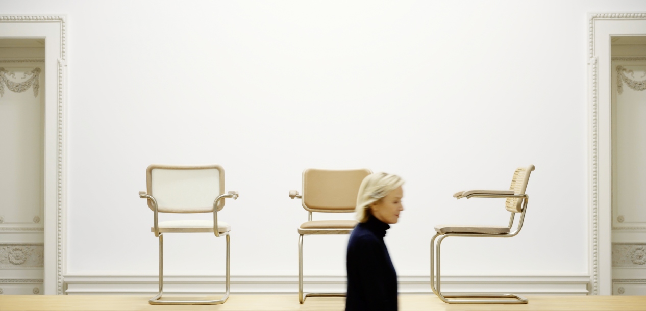 JS. Thonet S 64 P Freischwinger Stühle in verschiedenen Ausführungen vor weißem Hintergrund. Designklassiker für Wohnen und Büro.