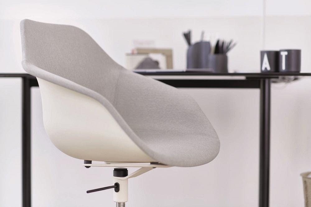 Yonda Drehstuhl von Wilkhahn, Bürostuhl mit grauem Bezug und weißer Sitzschale vor Schreibtisch.
