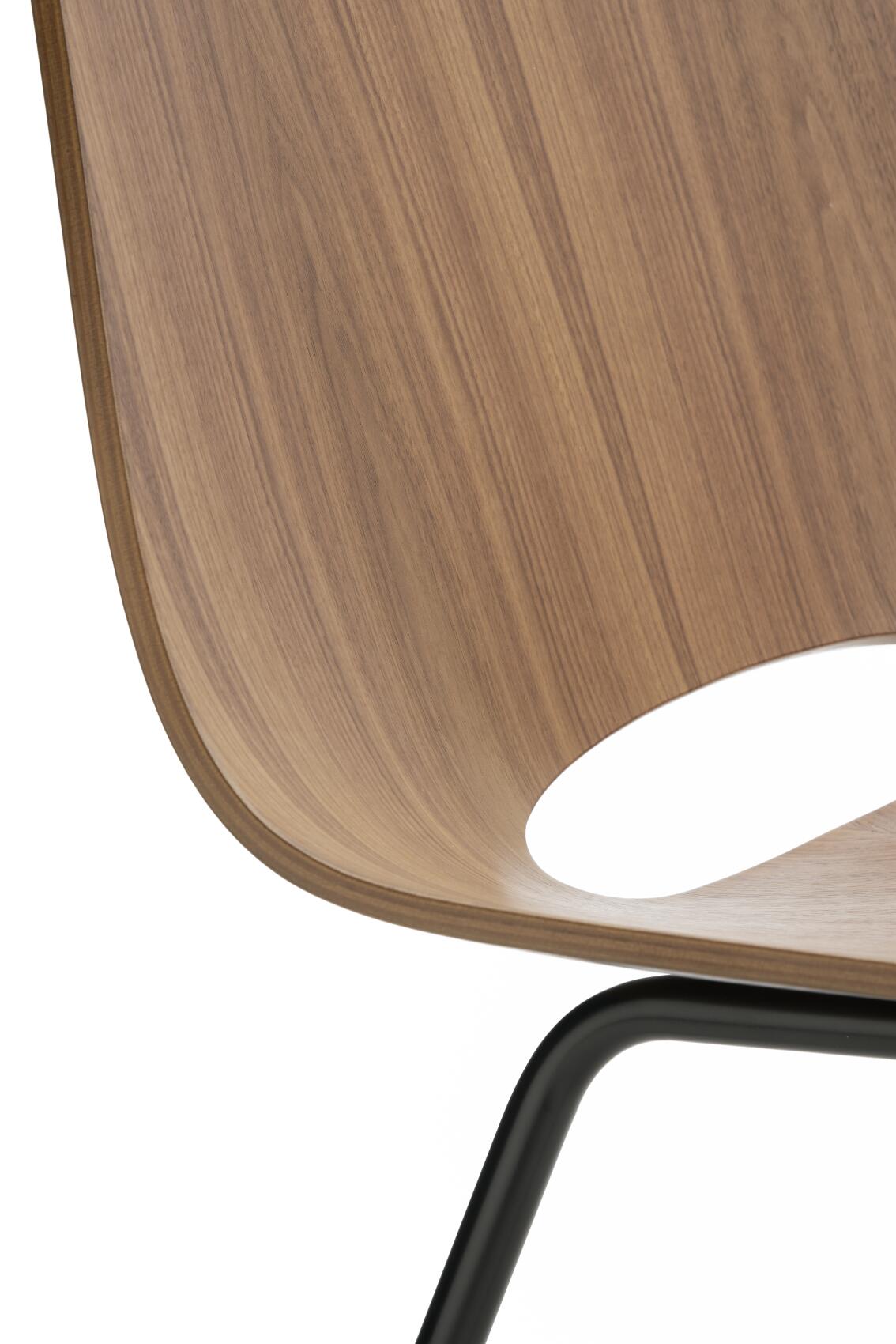 Detailaufnahme Thonet S 661 Stahlrohrstuhl mit gebogener Holzschale und schwarzem Stahlrohrgestell, modernes Möbeldesign.
