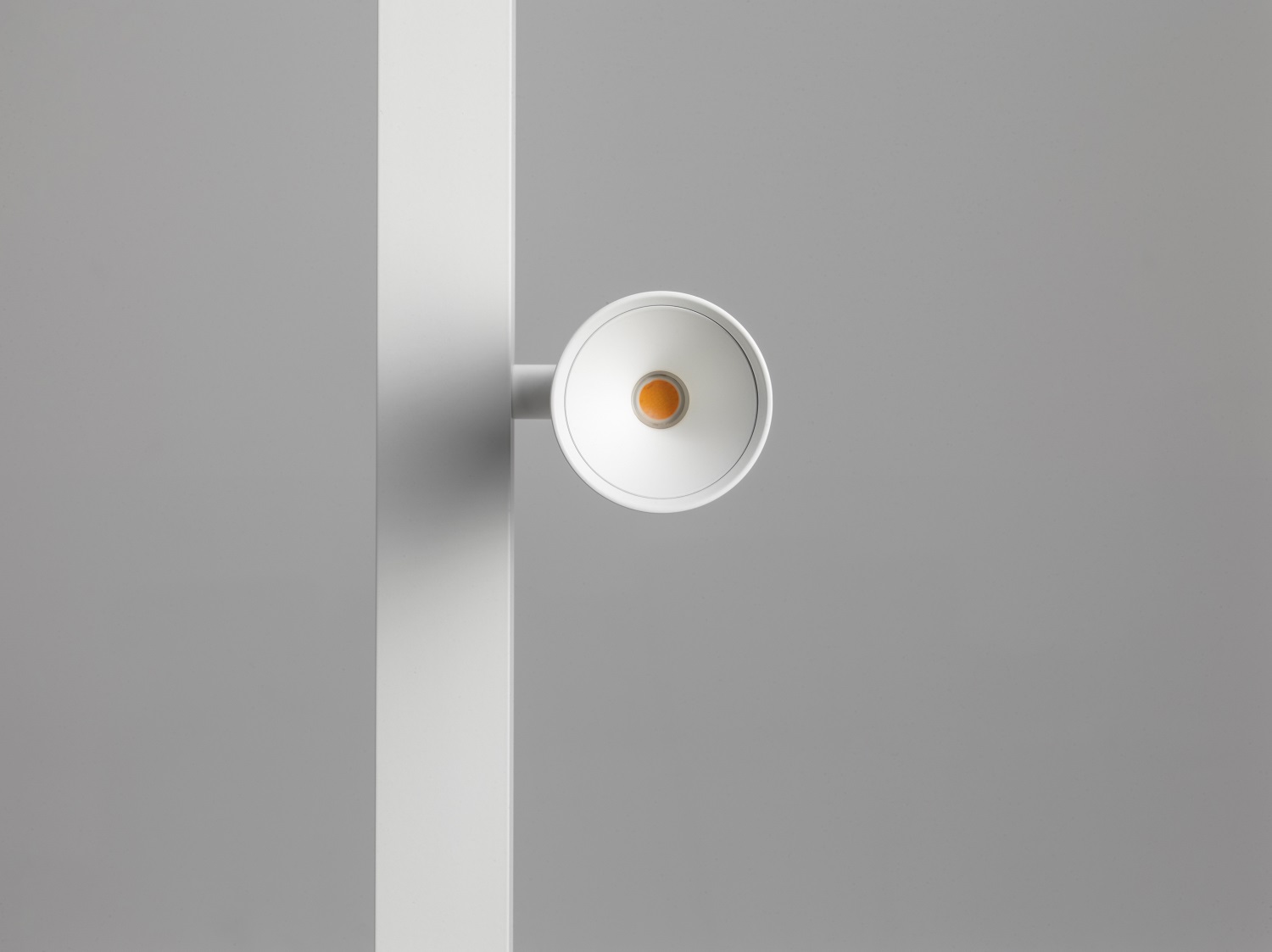 Detailaufnahme der Zen X Stehleuchte: Moderne Stehlampe mit minimalistischem, weißem Design und warmem Licht.