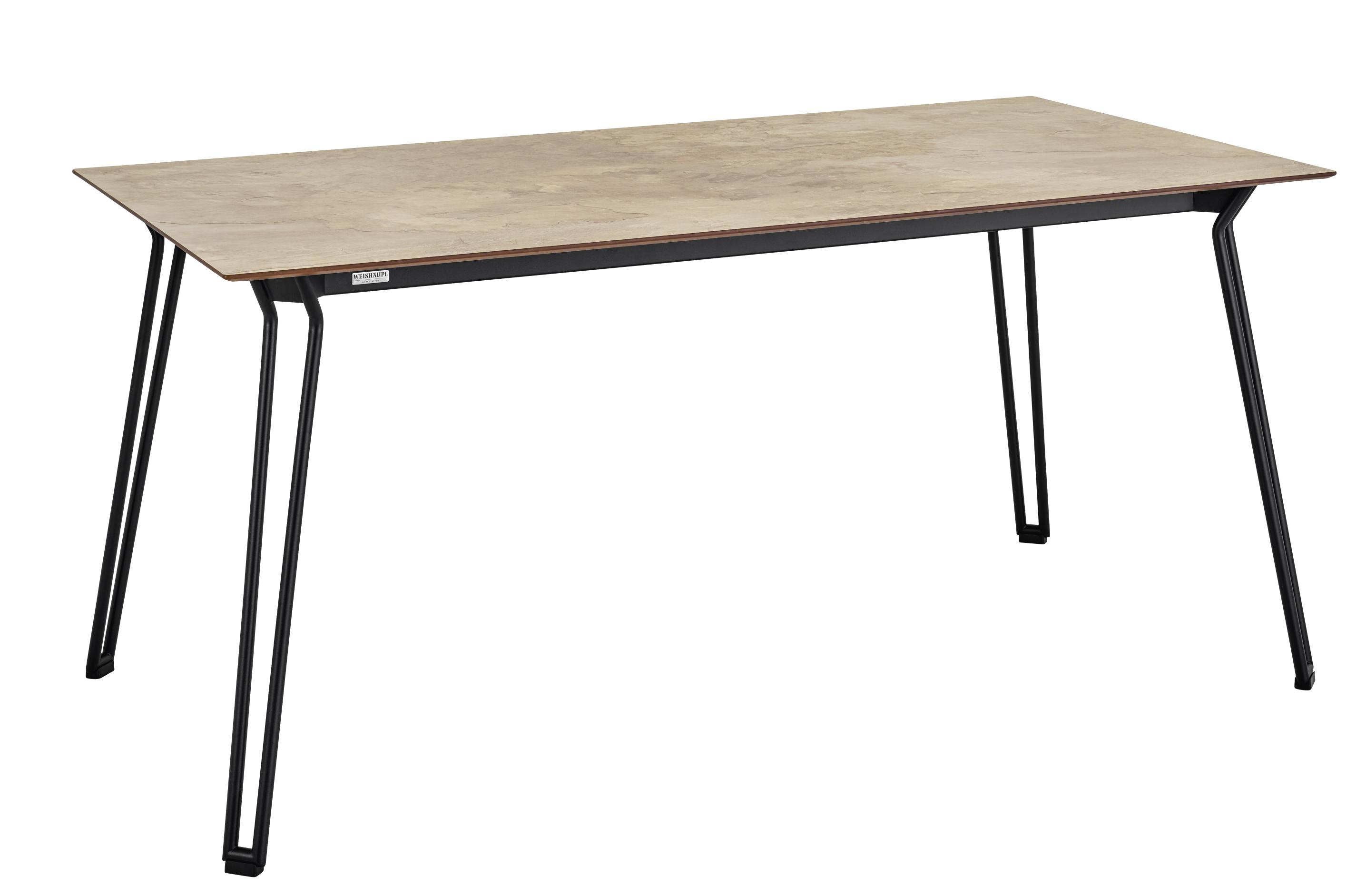 Slope Tisch von Weishäupl, Esstisch für den Außenbereich mit Tischplatte in Holzoptik und schwarzen Metallbeinen.