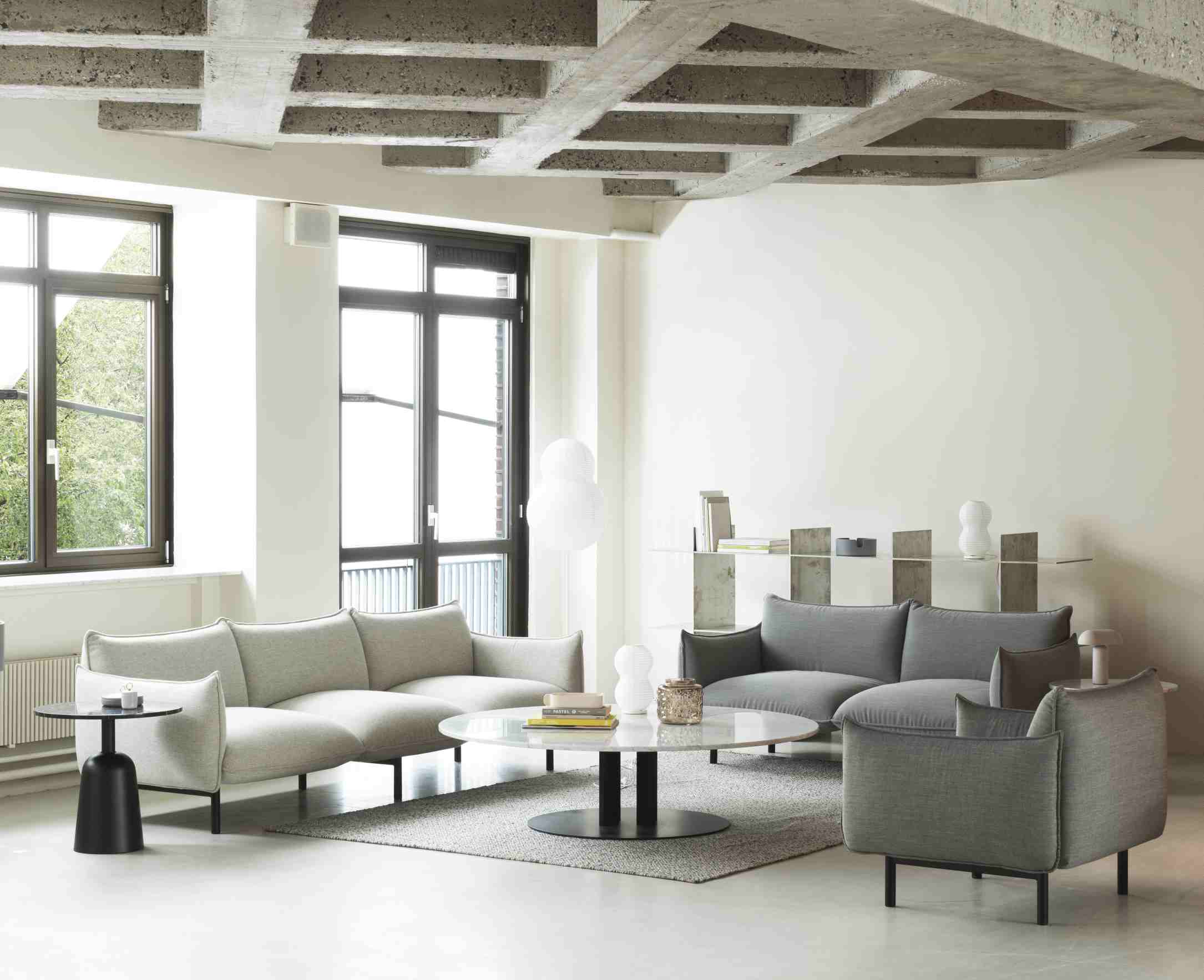 Heller Wohnraum mit grauem Ark Lounge Chair Sessel von Normann Copenhagen und passender Sofalandschaft.