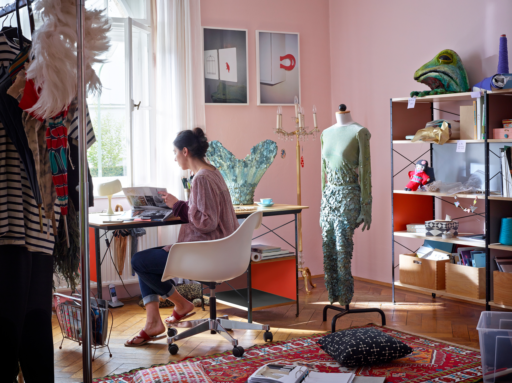 Frau am Eames Desk Schreibtisch von Vitra, ein moderner Design Schreibtisch für stilvolles Arbeiten.
