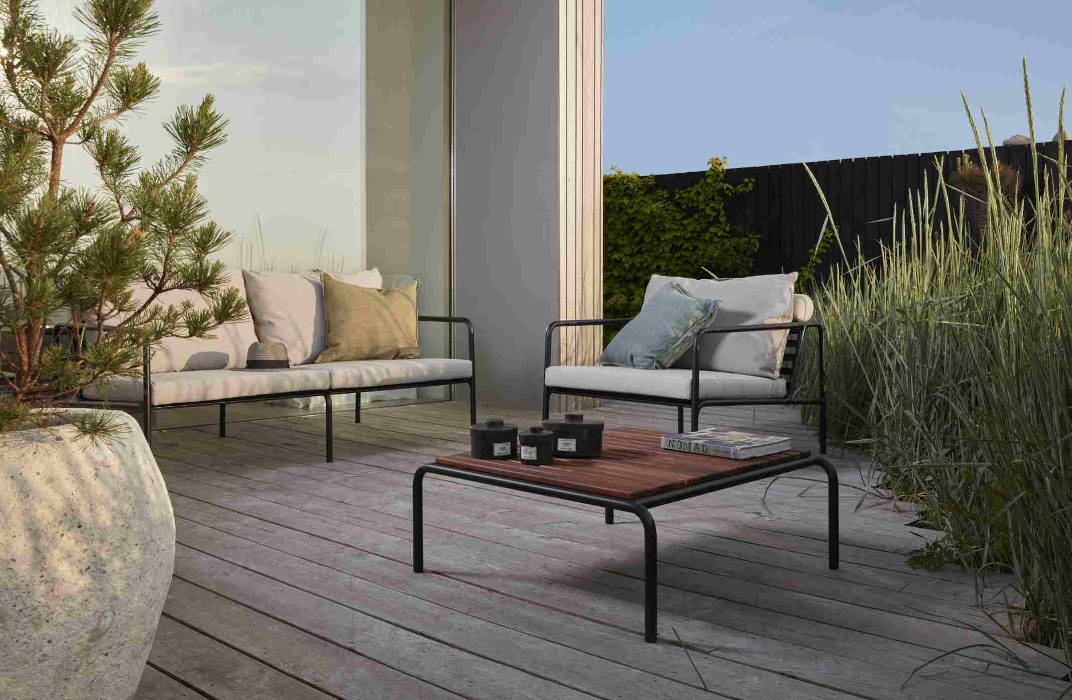 Avon 2-Sitzer Sofa von Houe für den Außenbereich, modernes Design mit Kissen und Tisch.