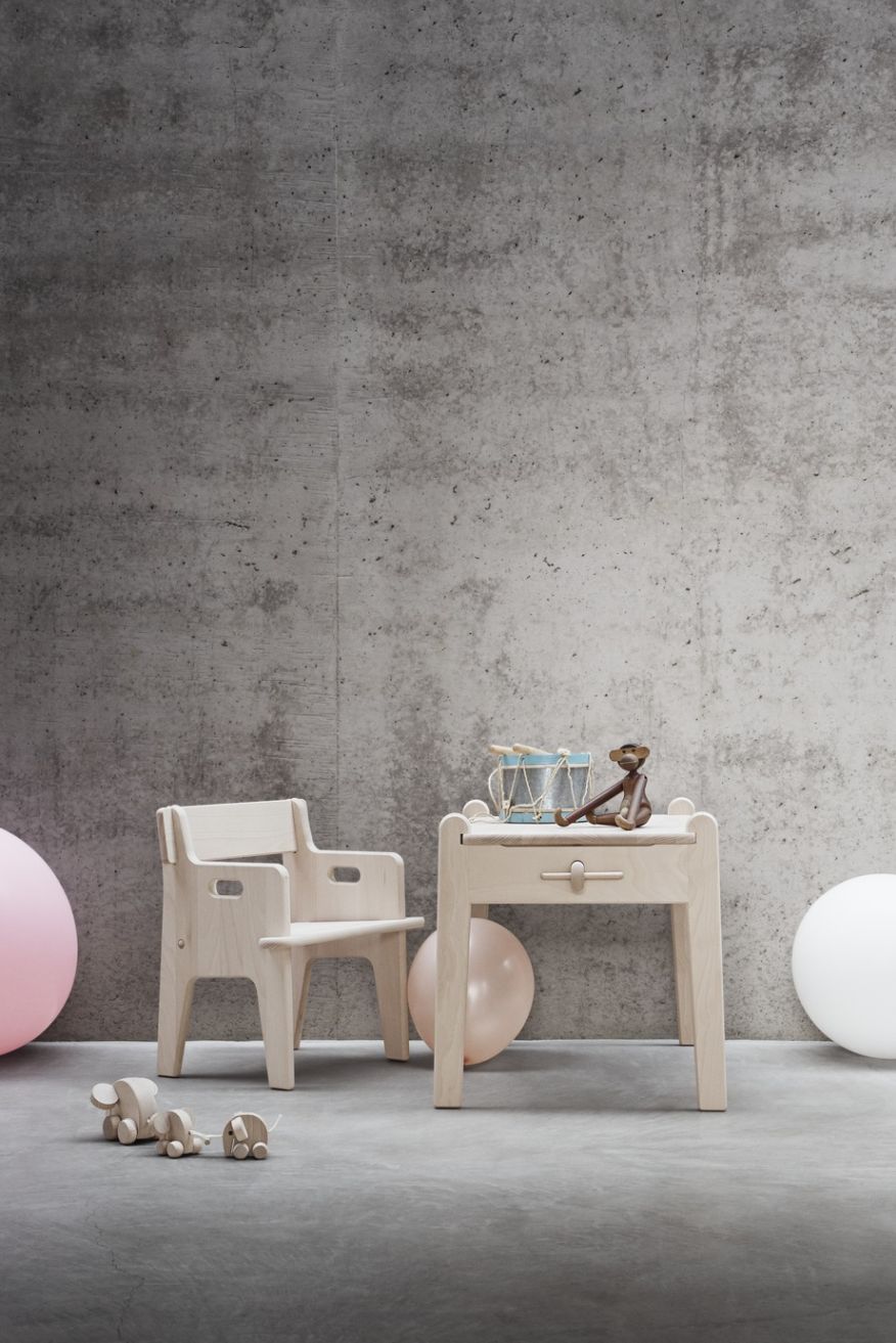 CH411 Peter's Kindertisch von Carl Hansen & Søn aus Holz mit Stuhl und Spielzeug.