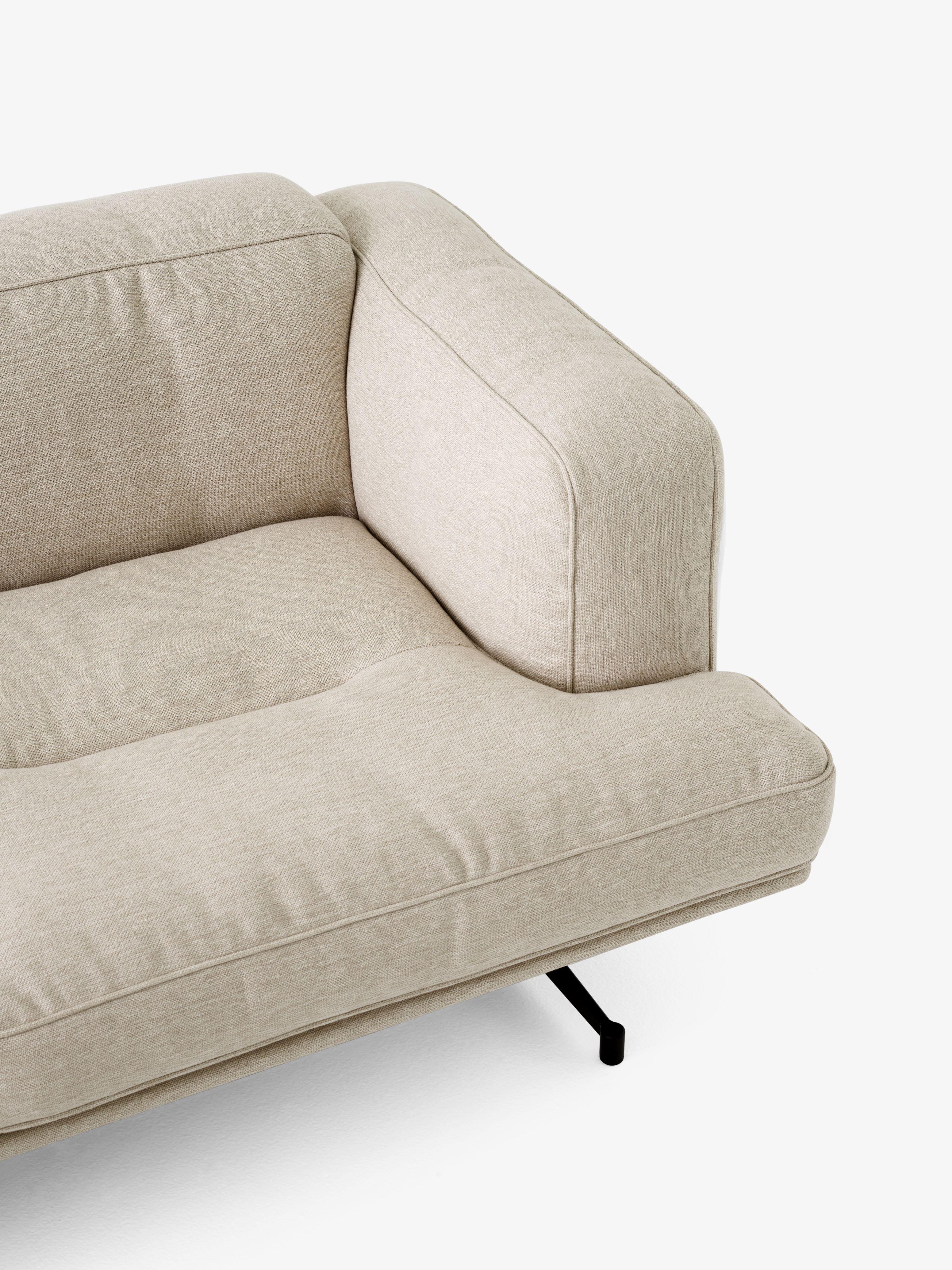 Detailaufnahme des AndTradition Inland AV22 Sofas in Beige mit Armlehne und schwarzem Fuß.