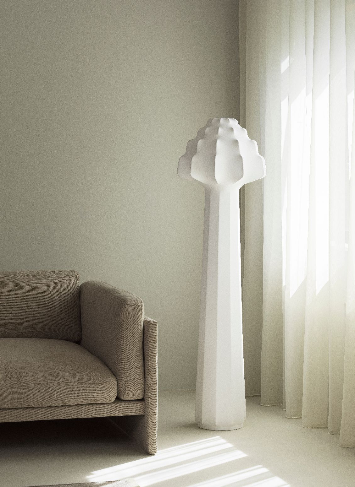 Weiße Phantom Stehleuchte von Normann Copenhagen neben einem beigen Sofa und Vorhang.