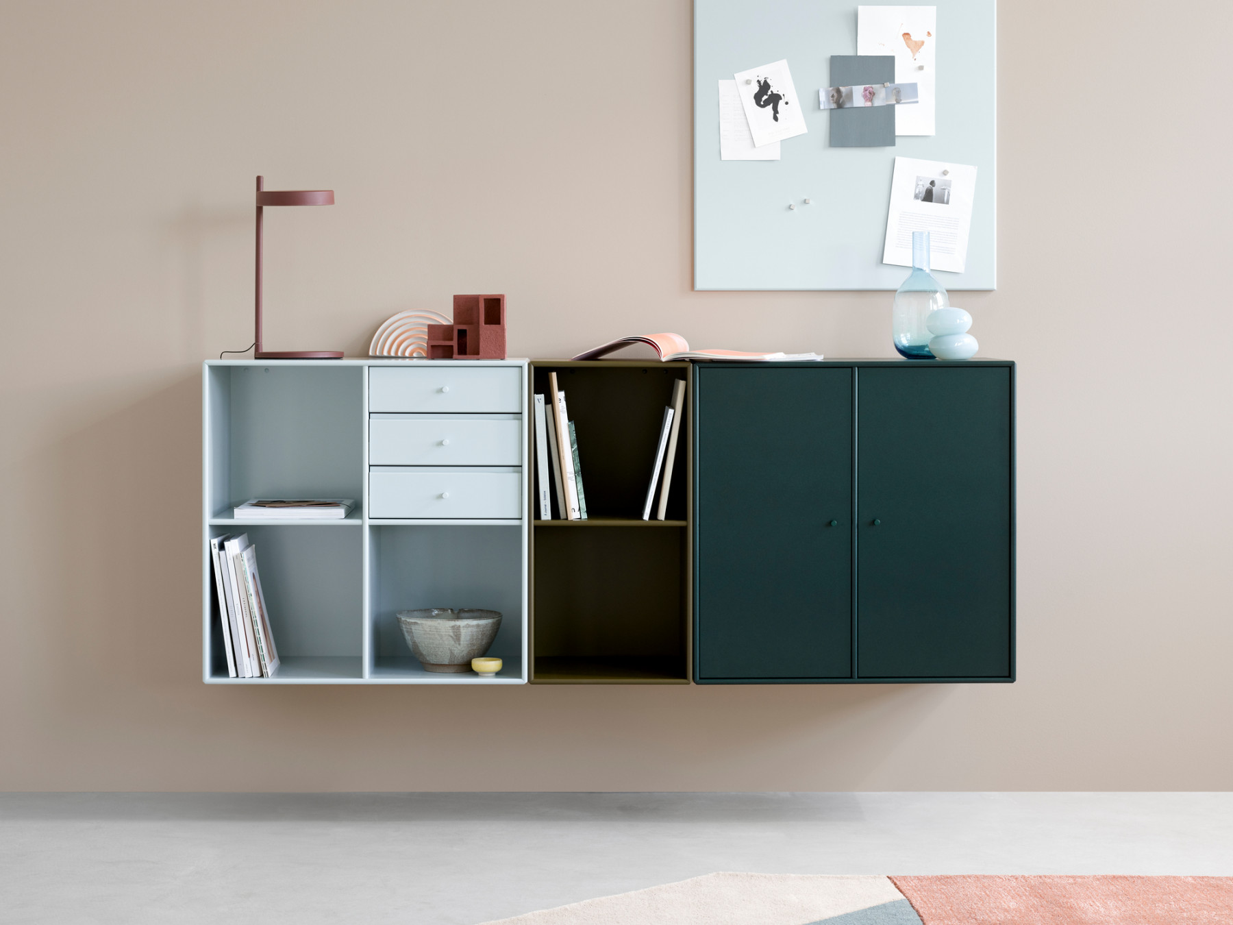 Modernes Wandregal-System in Weiß, Grün und Braun mit Schubladen und Schranktüren für Wohnzimmer oder Büro.