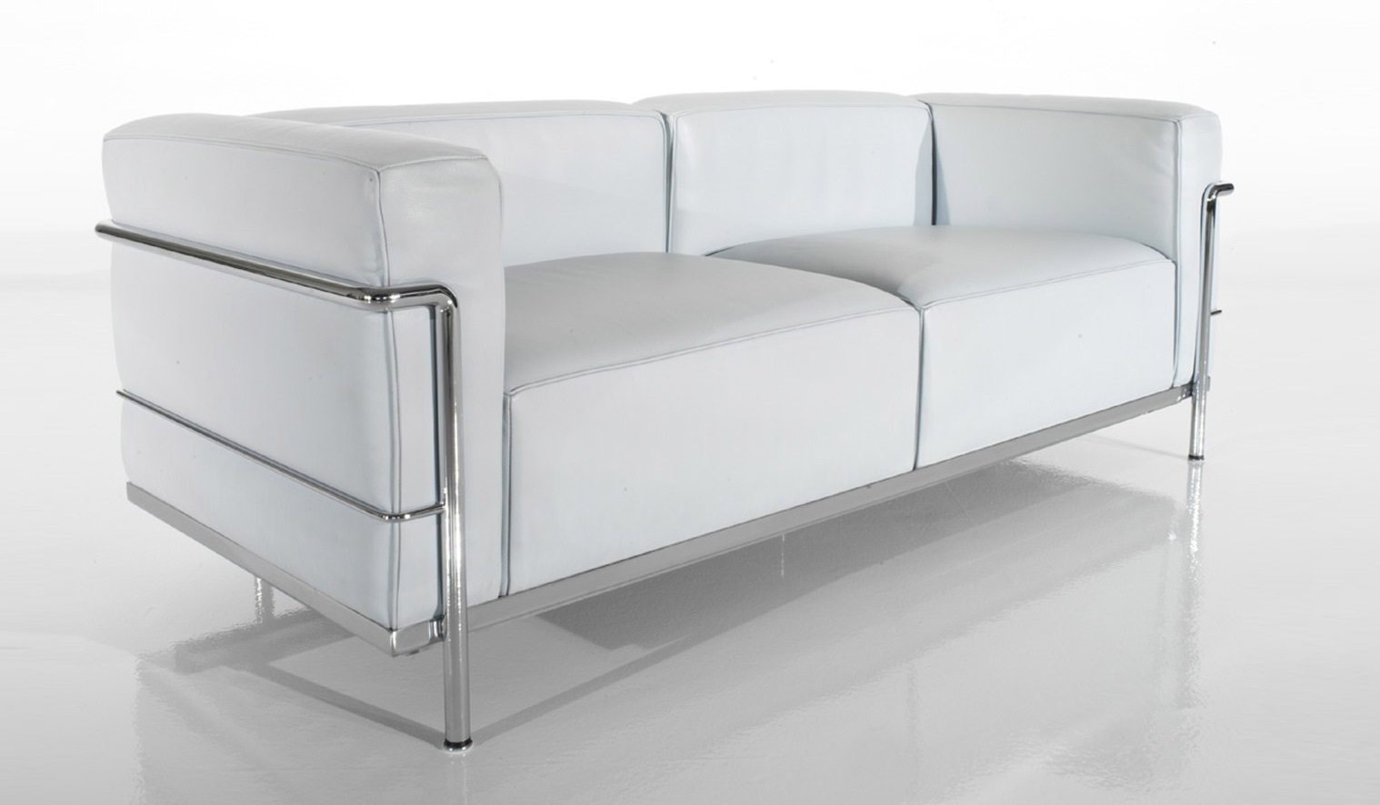 Weißes Cassina Sofa Zweisitzer "Grand Confort" mit Stahlrohrgestell, modernes Design Ledersofa für Wohnzimmer.
