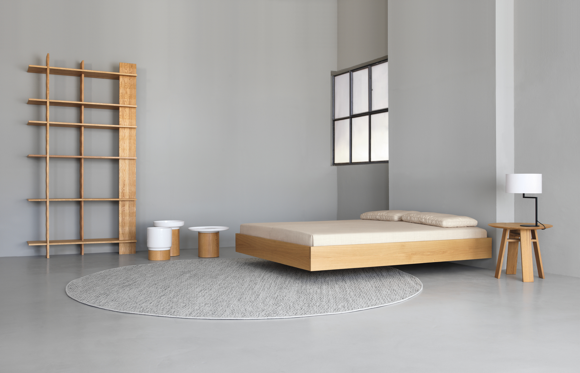 Minimalistisches Simple Holzbett aus Nussbaum, Größe 160, mit Nachttisch und Regal im Schlafzimmer.
