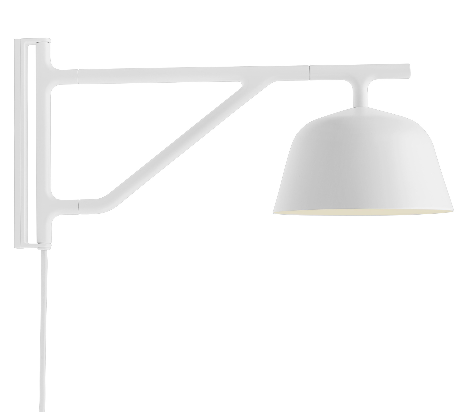 Weiße Muuto Ambit Wandleuchte mit schwenkbarem Arm und Lampenschirm für indirektes Licht.