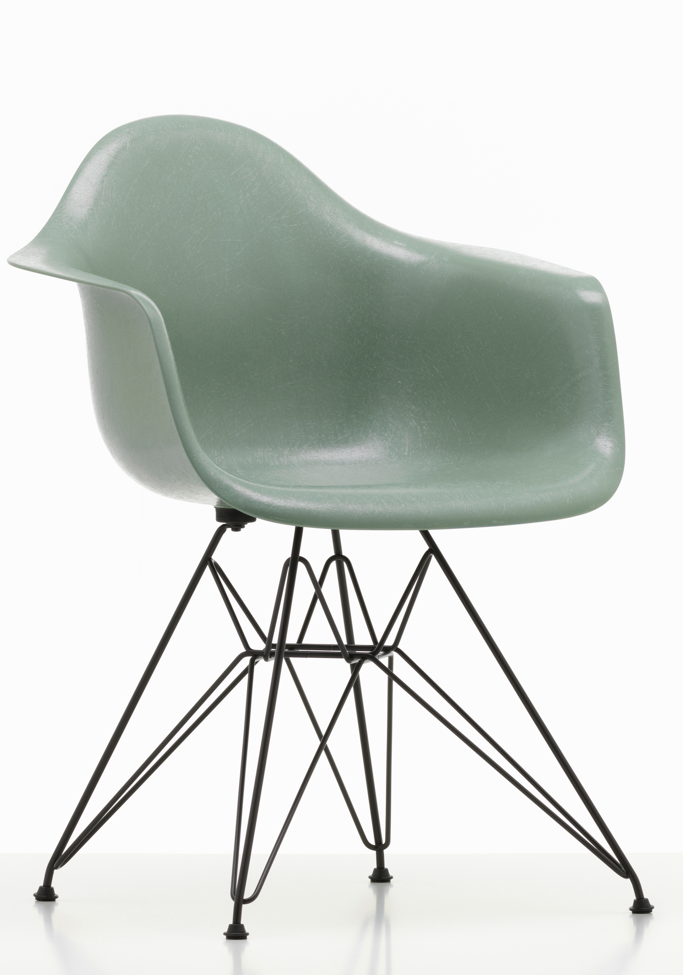 Eames Fiberglass Arm Chair DAR Stuhl von Vitra in Salbei mit schwarzem Eiffelturmgestell.