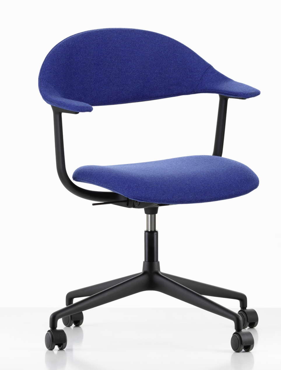 Mynt Bürodrehstuhl von Vitra mit blauem Sitz und Rückenlehne, schwarzem Fußkreuz und Rollen.