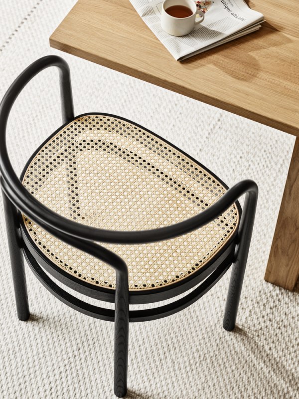 PK 15 Stuhl von Fritz Hansen mit schwarzem Holzrahmen und Wiener Geflecht Sitzfläche.
