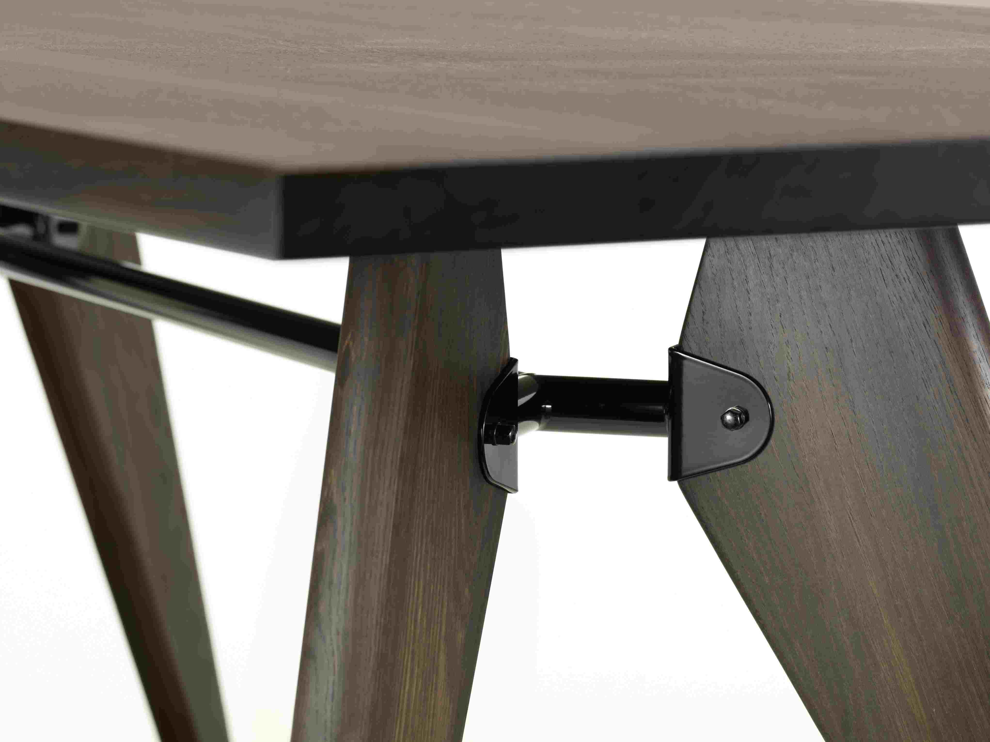 Detailaufnahme des Vitra Table S.A.M Bois Tisch mit Holzplatte und schwarzem Metallgestell, modernes Design.