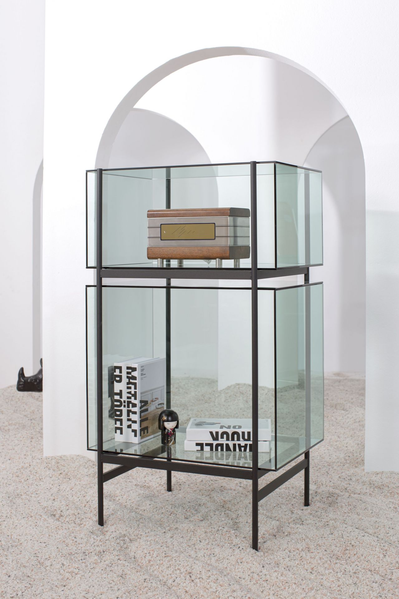 Zweistöckiger, moderner Glasvitrinenschrank mit schwarzem Metallrahmen, ideal für Wohnzimmer und Ausstellungen.