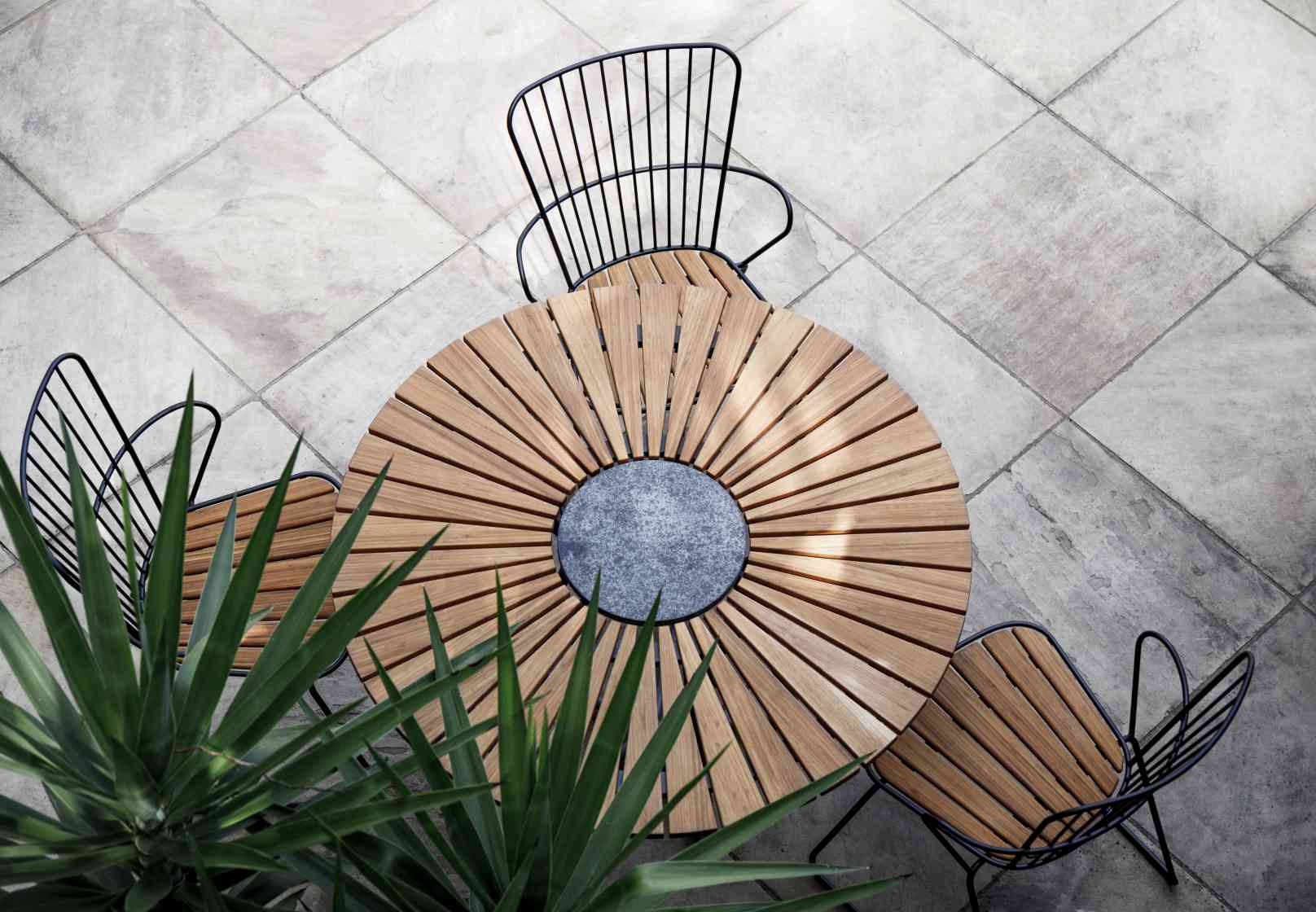 Draufsicht: Houe Circle Outdoor Tisch Ø 110 cm aus Holz mit Stühlen.