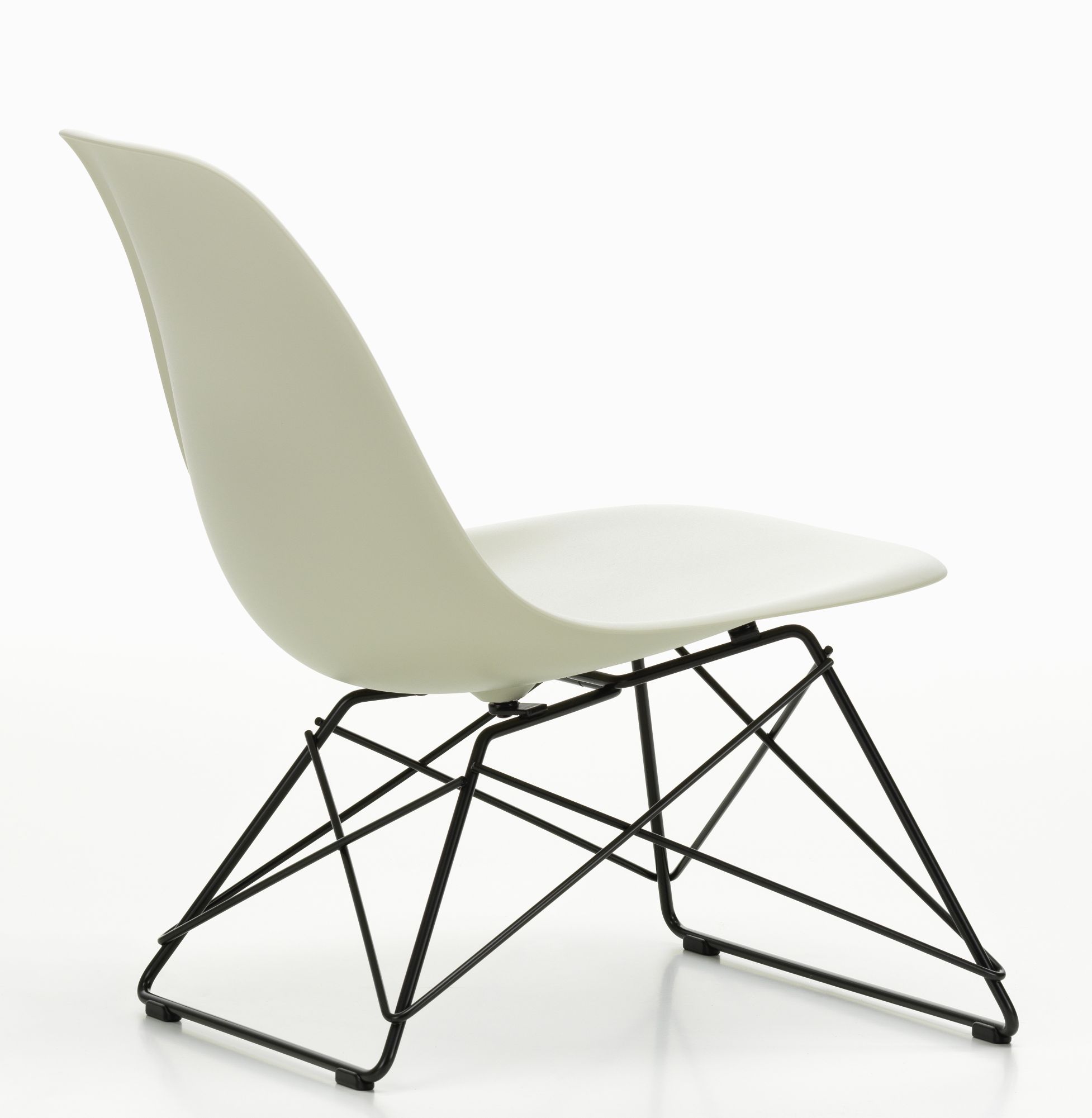 Eames Plastic Side Chair LSR von Vitra, hellgraue Sitzschale mit schwarzem Eiffelturm-Untergestell, seitliche Ansicht.