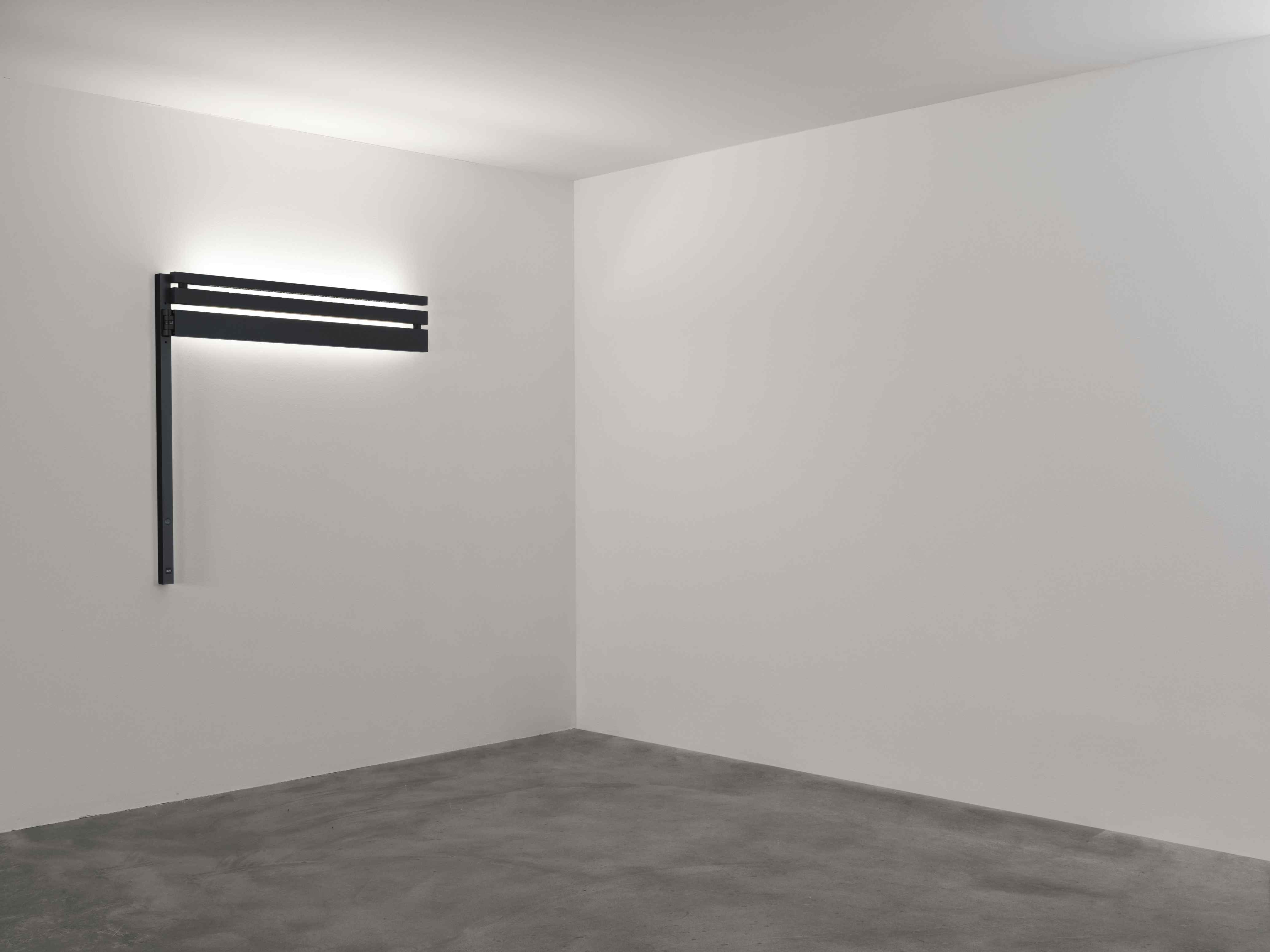 Minimalistische Black Flag Wandleuchte von Flos, modernes Design mit horizontalen Leuchtstreifen in einem hellen Raum.