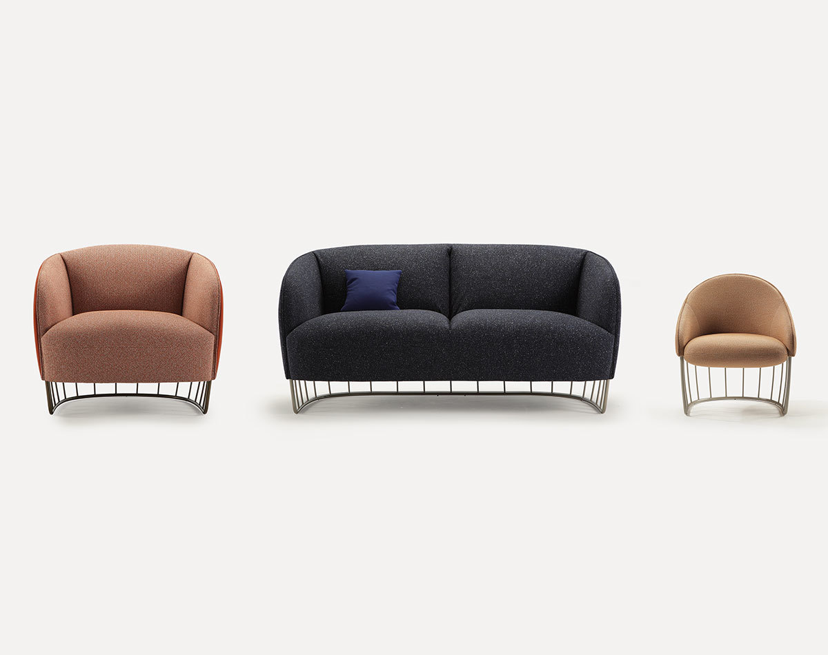 Tonella Sessel und Sofa von Sancal in verschiedenen Farben und mit Metallgestell auf weißem Hintergrund.