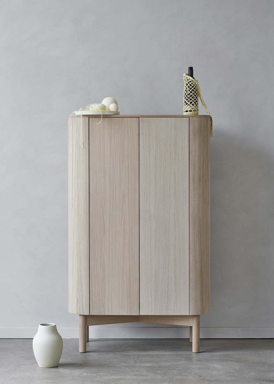 Loud Schrank aus geräucherter Eiche von Northern. Moderner Holzschrank mit drei Türen und Füßen.