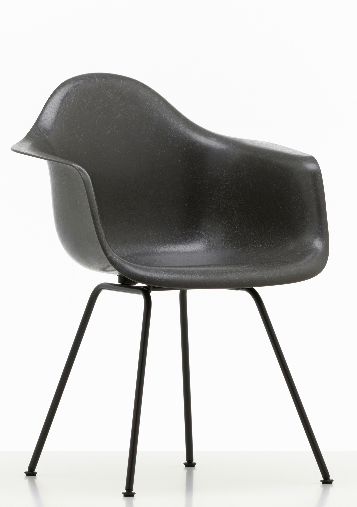 Grauer Eames Stuhl mit Armlehnen und schwarzem Metallgestell. Designklassiker von Vitra.