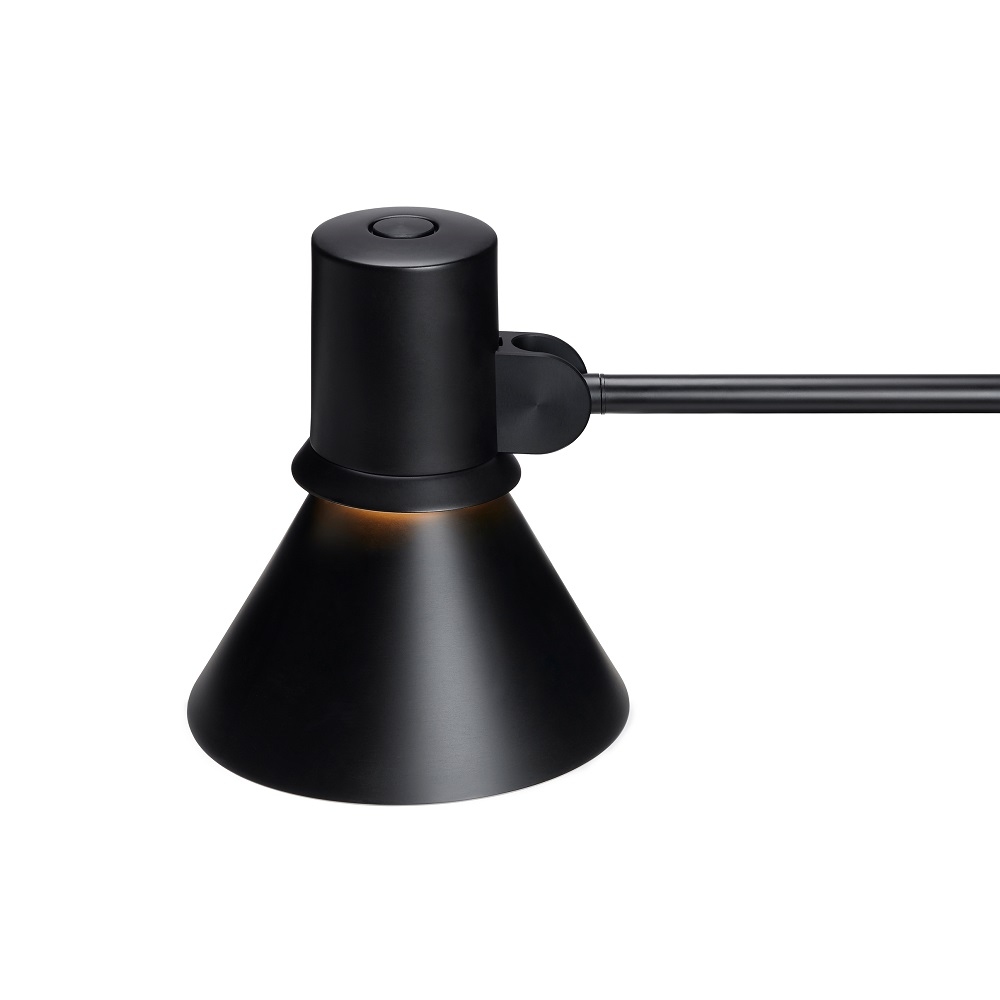 Detailaufnahme der schwarzen Anglepoise Type 80 Tischleuchte mit Kegelförmigem Lampenschirm und verstellbarem Arm.