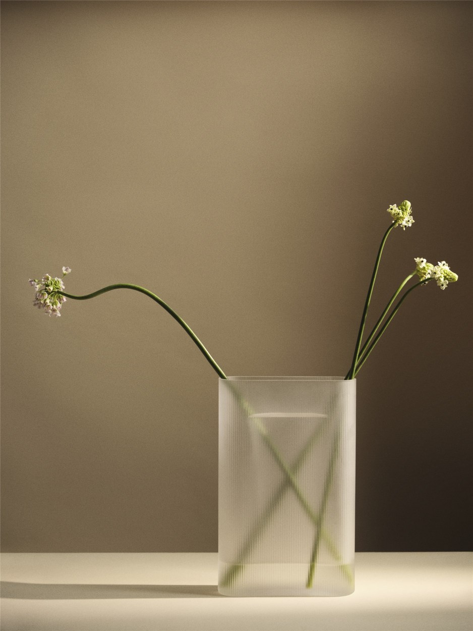 Ridge-vaas van Muuto, melkglazen, lichtblauw, H 35 cm